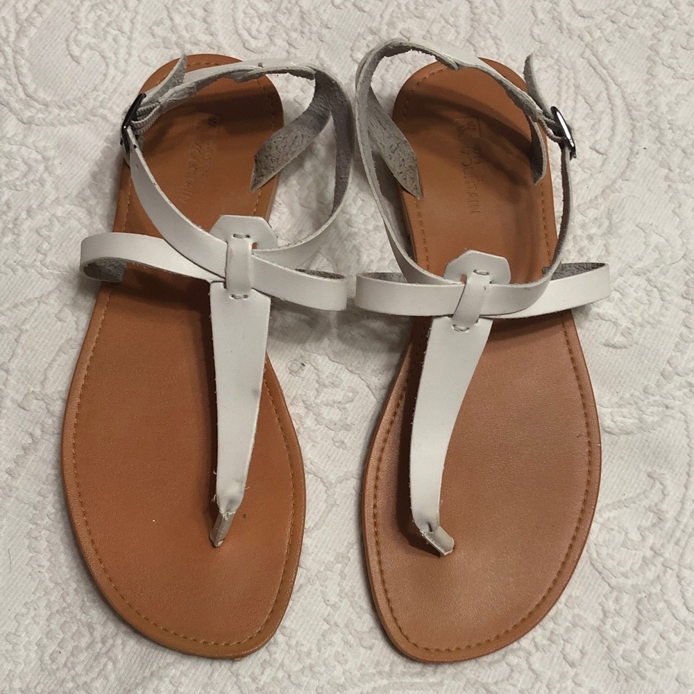 White Mountain Size 9M White T-Strap Sandals with Tan Footbed